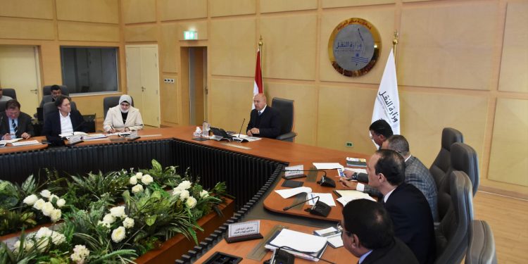 وزير النقل يبحث تنفيذ شبكة القطار الكهربائي السريع مع "سيمنز موبيليتي"