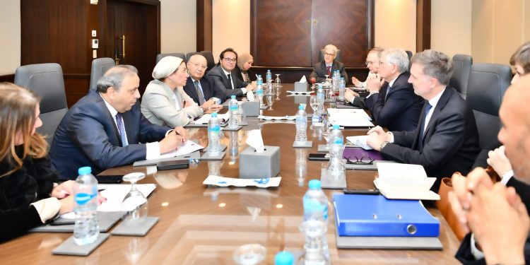 "البيئة" تبحث تطبيق آلية تعديل الحدود الكربونية بمصر مع وفد أوروبي