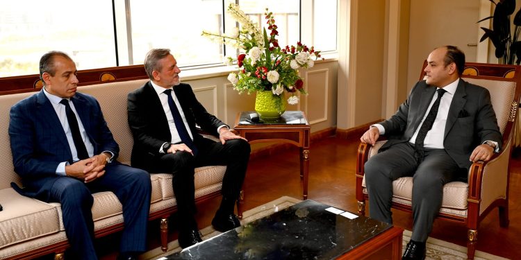 "التجارة" تبحث إنشاء منطقة صناعية تركية في مصر