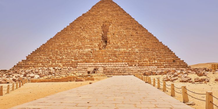 لجنة زاهي حواس ترفض الترميم المعماري لـ"هرم منكاورع".. وتوافق على التنقيب