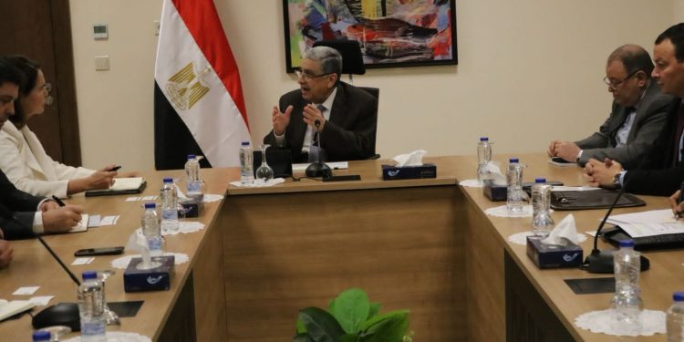 "الكهرباء" تبحث مع "بريتيش بتروليوم" التعاون في مجال الهيدروجين الأخضر