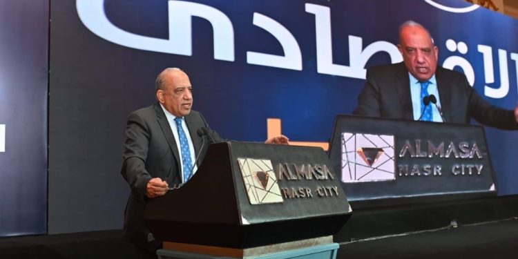 محمود عصمت وزير قطاع الأعمال العام