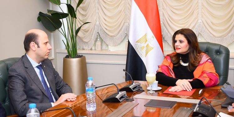 وزيرة الهجرة تتابع جهود إطلاق التطبيق الإلكتروني للمصريين بالخارج