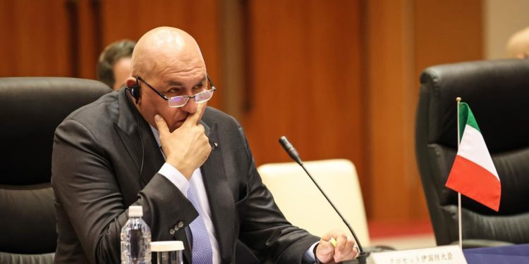 وزير الدفاع الإيطالي جويدو كروزيتو ؛ إيطاليا