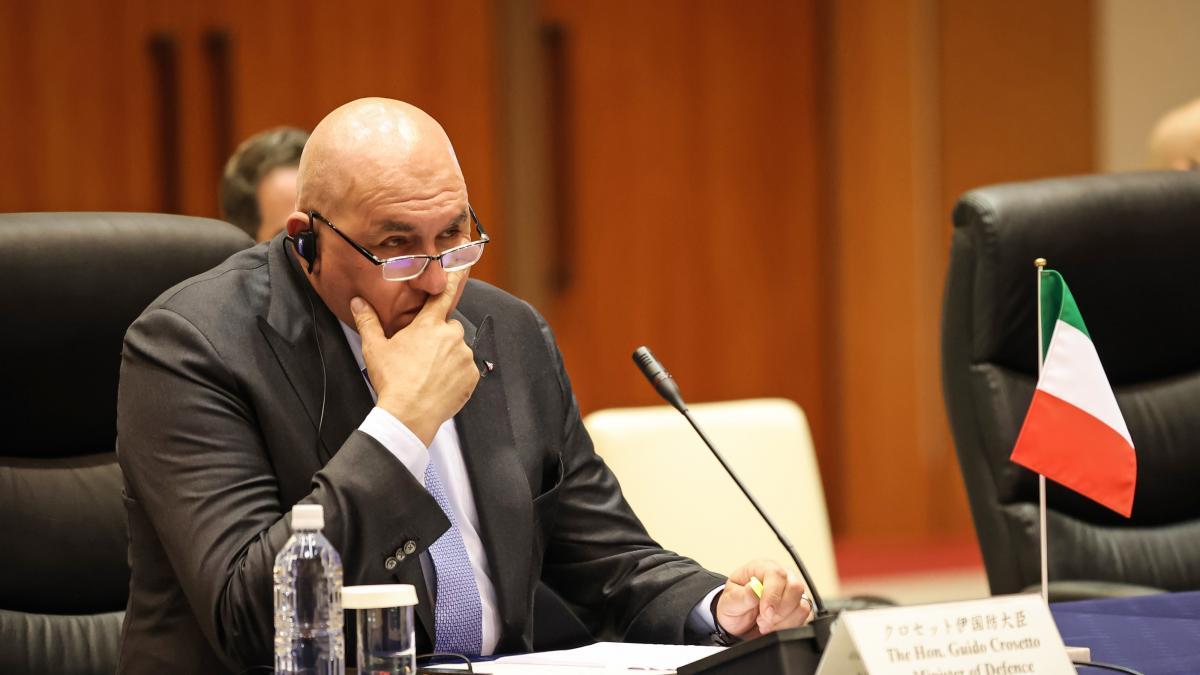 وزير الدفاع الإيطالي جويدو كروزيتو ؛ إيطاليا