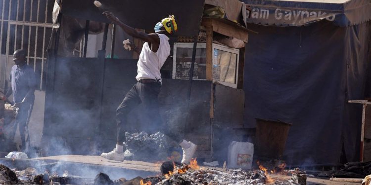 الحكومة السنغالية تقطع الإنترنت عبر المحمول مع تصاعد الاحتجاجات