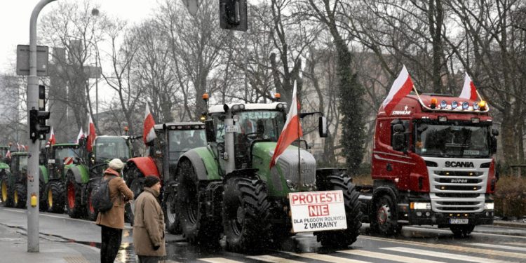 بولندا تتعهد بمناقشة مطالب المزارعين وتطالبهم بإنهاء الاحتجاجات