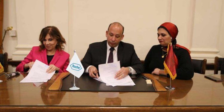 "روش العالمية" تتعاقد على تطوير معامل مستشفيات جامعة القاهرة