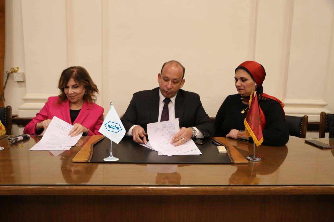 "روش العالمية" تتعاقد على تطوير معامل مستشفيات جامعة القاهرة