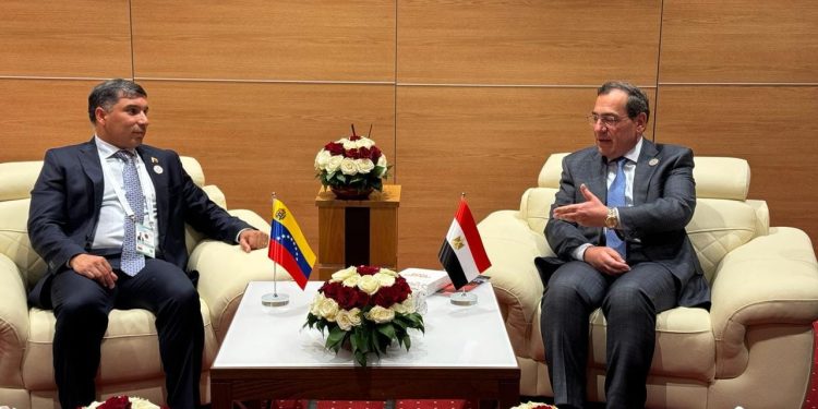 "الملا" يبحث مساهمة شركات البترول المصرية في تنفيذ مشروعات بفنزويلا