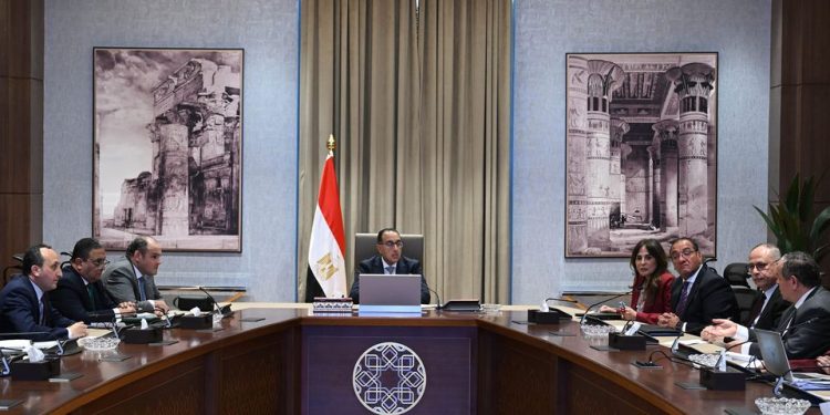 الحكومة: نواصل الجهود مع البنك المركزي للإفراج الفوري عن البضائع المتواجدة بمختلف الموانئ