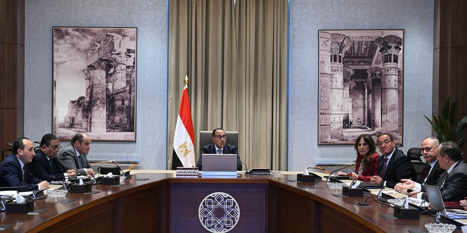 الحكومة: نواصل الجهود مع البنك المركزي للإفراج الفوري عن البضائع المتواجدة بمختلف الموانئ