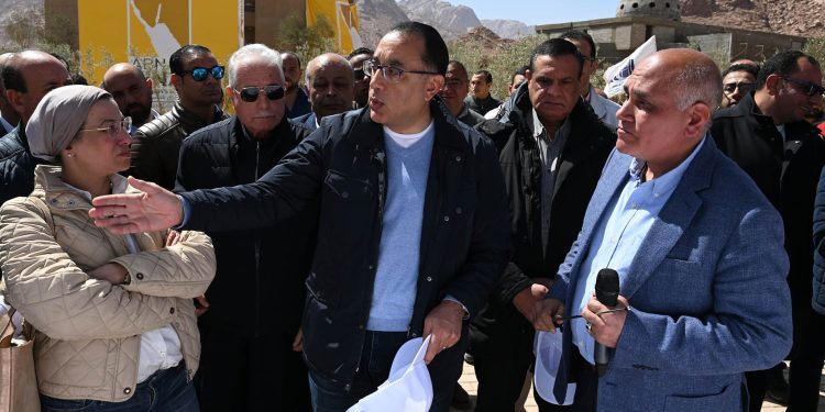 رئيس الوزراء يتفقد المنطقة السكنية بالزيتونة في مدينة سانت كاترين