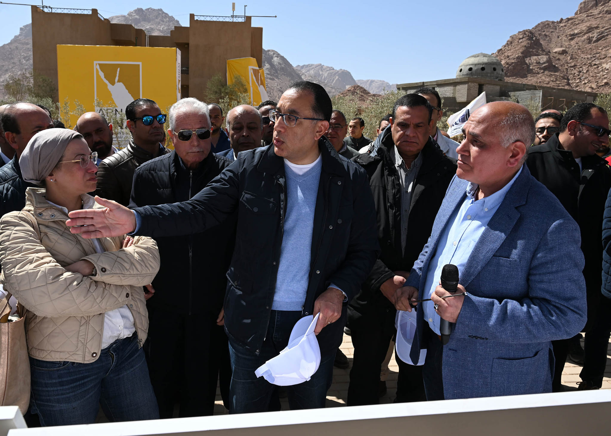 رئيس الوزراء يتفقد المنطقة السكنية بالزيتونة في مدينة سانت كاترين