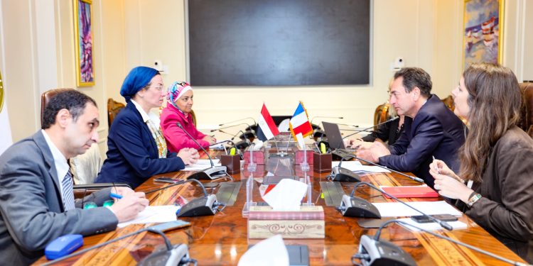وزيرة البيئة تبحث مع السفير الفرنسى التعاون في تمويل المناخ