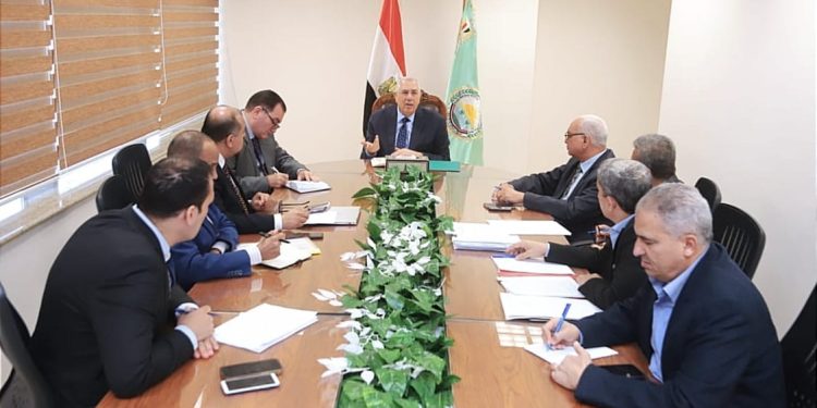 وزير الزراعة يتابع منظومة كارت الفلاح وتطبيق الـ"GPS" في نقل الأسمدة