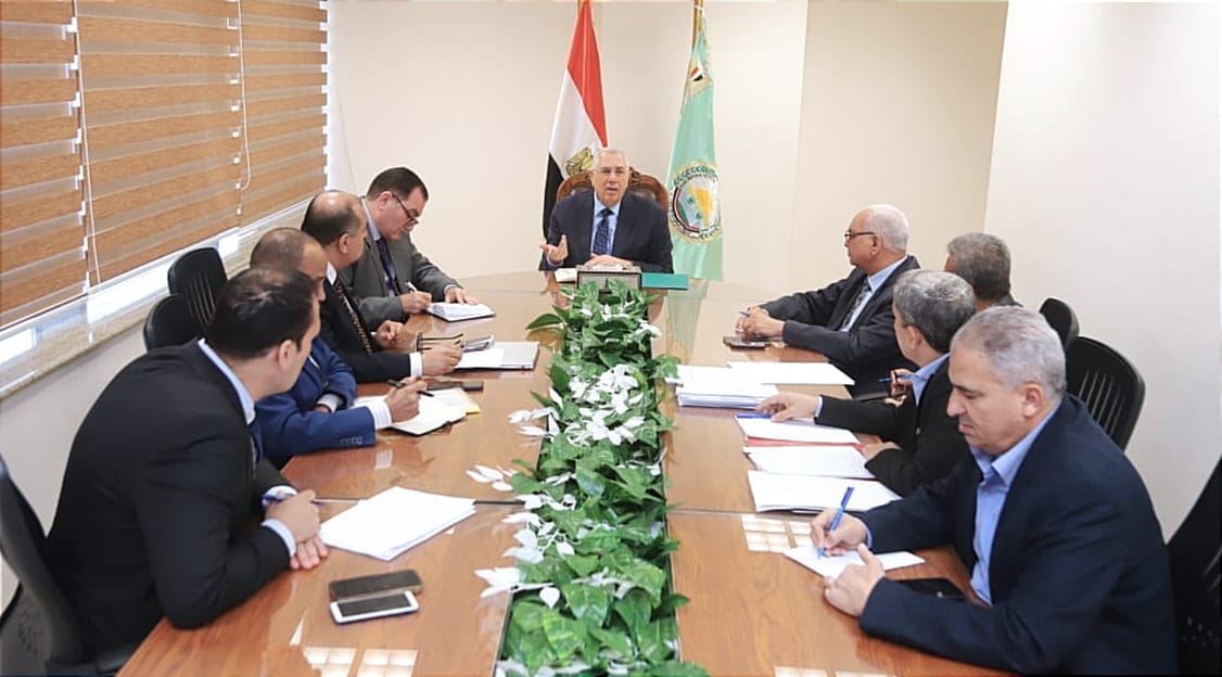 وزير الزراعة يتابع منظومة كارت الفلاح وتطبيق الـ"GPS" في نقل الأسمدة