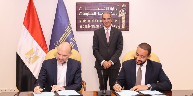 اتفاقية بين "المصرية للاتصالات" وشركة أوروبية لتعزيز حركة البيانات الدولية