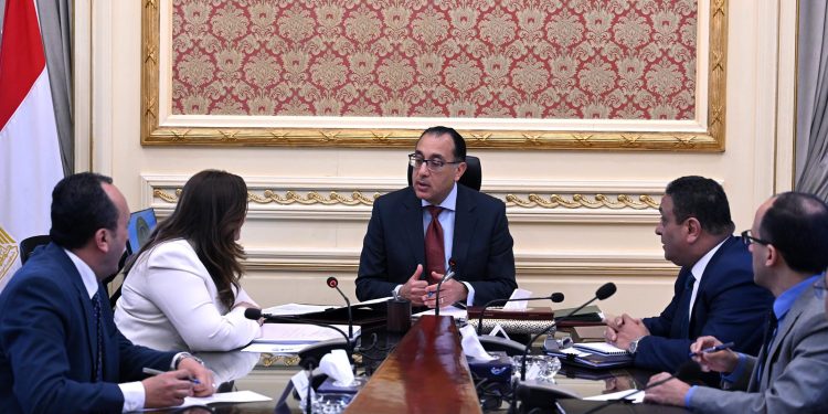 رئيس الوزراء يتابع ملفات عمل وزارة الهجرة