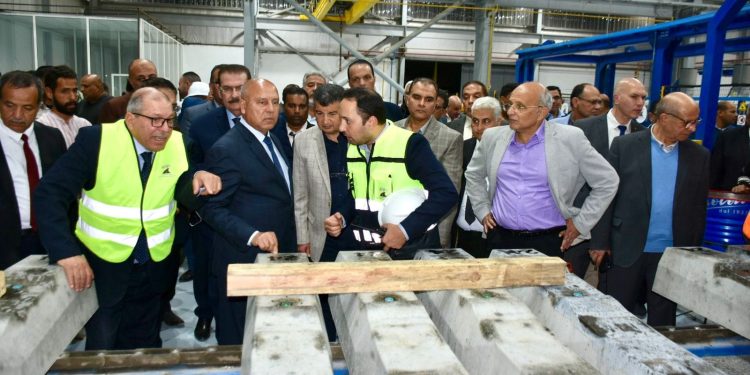وزير النقل يتفقد مصنع الفلنكات الخرسانية بالمعصرة