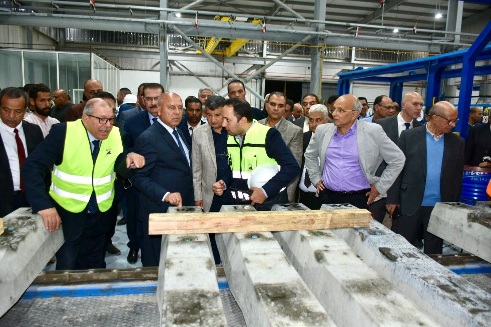 وزير النقل يتفقد مصنع الفلنكات الخرسانية بالمعصرة