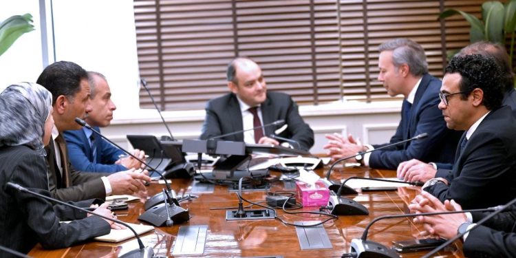 "التجارة" تبحث الشركة المالكة لـ"بوش" خططها الحالية والمستقبلية بمصر