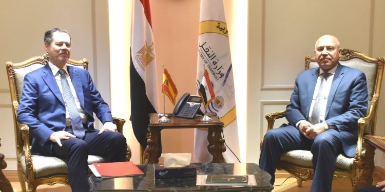 وزير النقل يبحث دعم التعاون بين مصر وإسبانيا في مجالات القطاع
