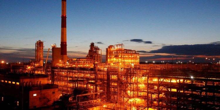 حريق في مصفاة "سيزران" للنفط الروسية جراء هجوم أوكراني