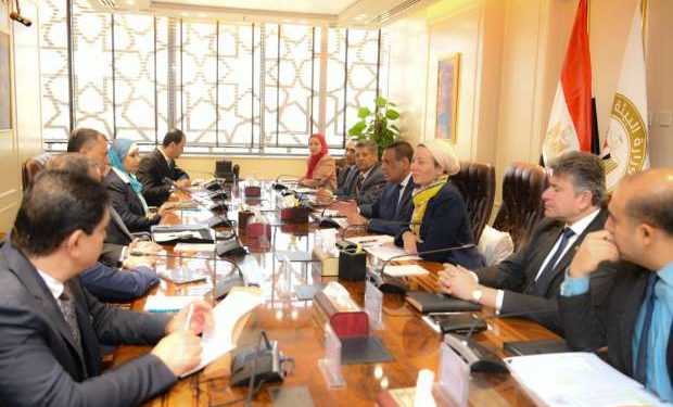 الحكومة تناقش منظومة التخلص الآمن من المخلفات بالمنشآت السياحية