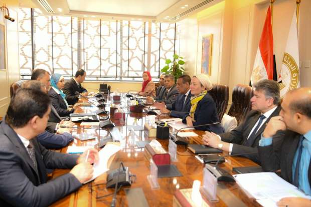 الحكومة تناقش منظومة التخلص الآمن من المخلفات بالمنشآت السياحية