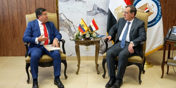 شركات إكوادورية ترغب في استكشاف الفرص الاستثمارية بقطاع البترول المصري