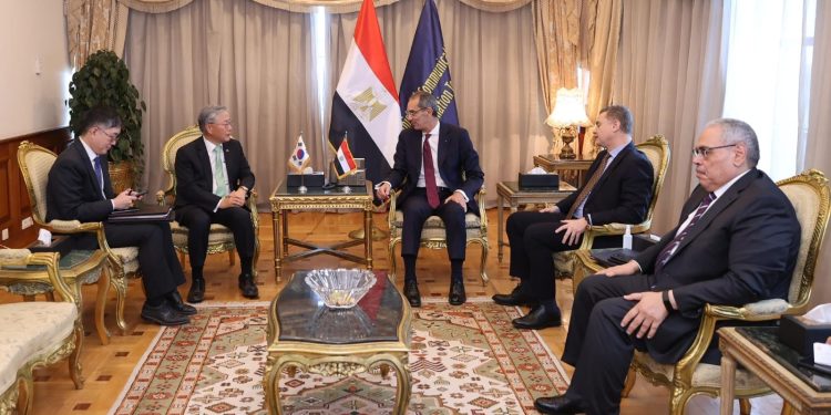 وزير الاتصالات: حريصون على زيادة الاستثمار الأجنبي بصناعة الإلكترونيات في مصر