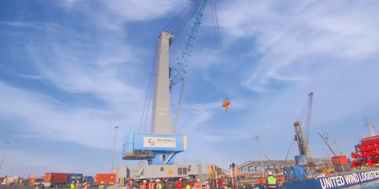 "موانئ دبي العالمية" تعزز طاقتها الإنتاجية في ميناء العين السخنة