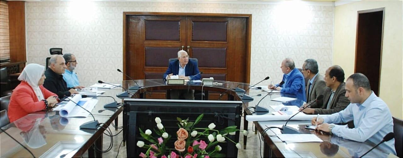 "القصير" يبحث الموقف التنفيذي لمشروعات هيئة التعمير والتنمية الزراعية