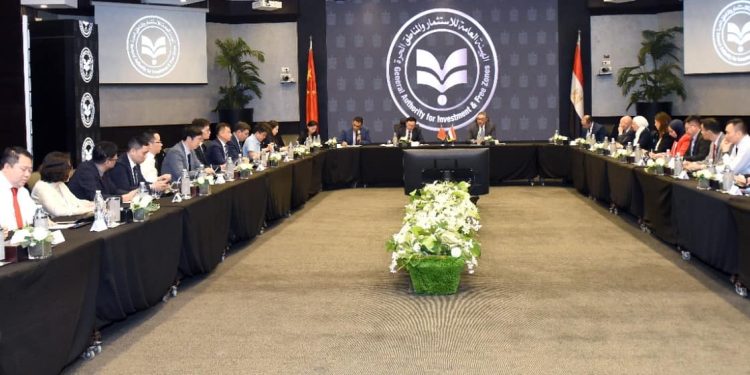 تحالف صيني يرغب في استثمار 300 مليون دولار بمصر لإنشاء مدينة نسيجية