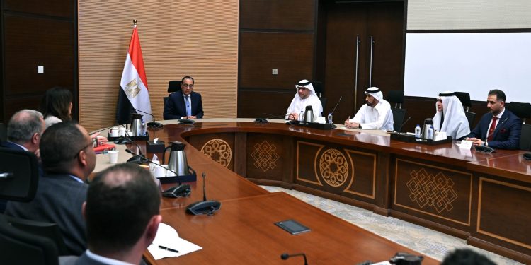 إمارة الفجيرة تبحث توقيع اتفاق لتأسيس منطقة حرة للمنتجات البترولية بمصر