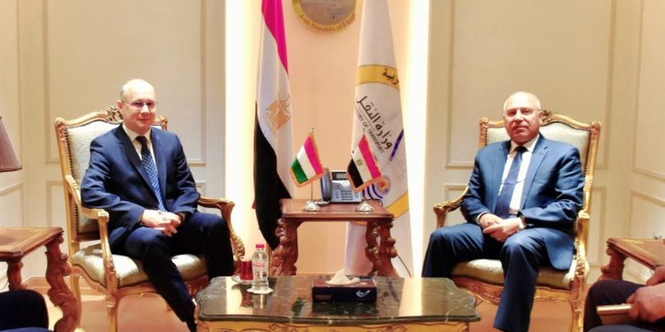 وزير النقل يبحث مستجدات الصفقة المجرية لتوريد 1350 عربة سكة حديد