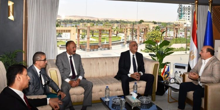 "تنمية المشروعات" يبحث دعم القطاع وتطوير المجمعات الصناعية في أسوان