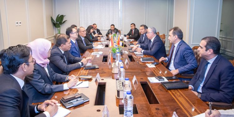 "اقتصادية قناة السويس" تبحث مجالات التعاون مع إندونيسيا