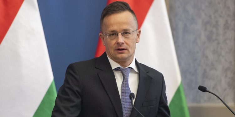 وزير خارجية المجر بيتر سيارتو