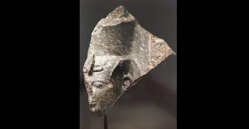 مصر تسترد رأس تمثال الملك رمسيس الثاني بعد استعادتها من سويسرا