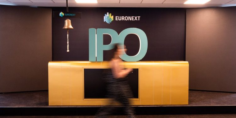 لافتة الاكتتاب العام في بورصة يورونكست الأوروبية