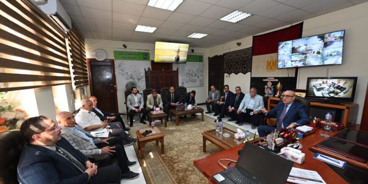 وزير الإسكان يناقش مقترحات تطوير المناطق الصناعية بالمدن الجديدة