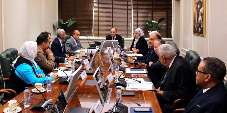 وزير التجارة يبحث آليات تنفيذ تطوير منطقة شق الثعبان