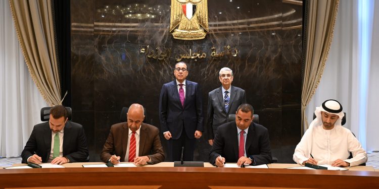 تحالف "مصدر - حسن علام - انفنيتي" يتسلم أرض مشروع طاقة الرياح بغرب سوهاج