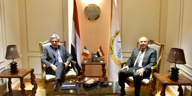 وزير النقل يبحث مستجدات تسيير خط رورو للحاصلات بين مصر وإيطاليا
