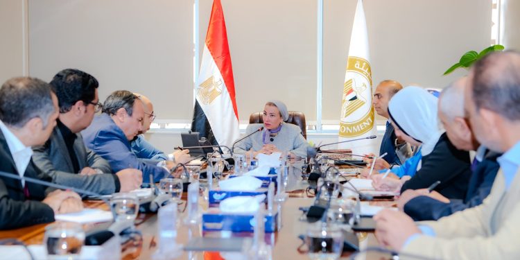 وزيرة البيئة تبحث فرص الاستثمار فى معالجة المخلفات مع شركات الأسمنت