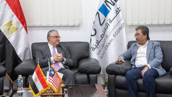 رئيس اقتصادية قناة السويس يستقبل وفدًا برئاسة وزير الزراعة والسلع الماليزي لبحث سبل التعاون