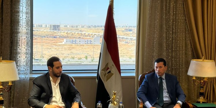 وزير الشباب يبحث مع "بيرل ارت" الإيطالية دعم رياضة السيارات بمصر