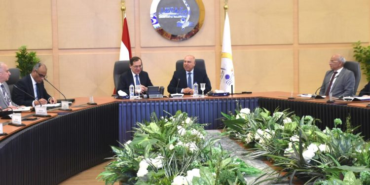 "النقل" و"البترول" تبحثان التنسيق المشترك بعدة ملفات